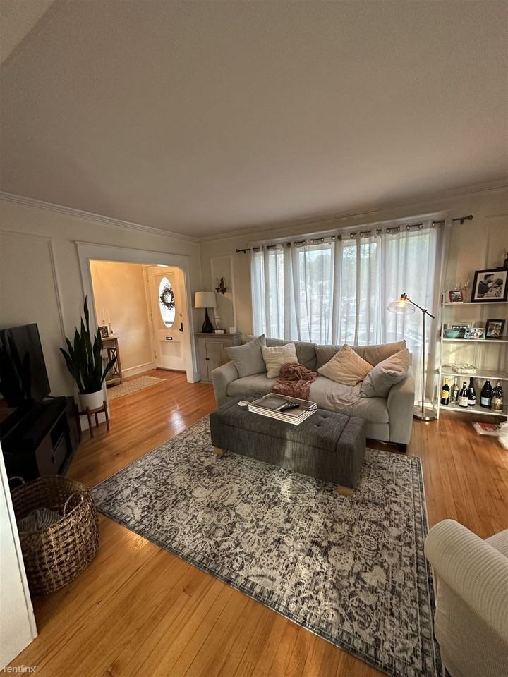 121 Evans St - Photo 2 of 12