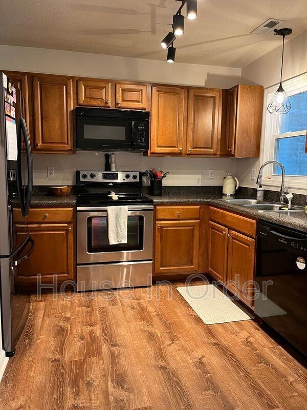 1 English Ivy Rd - Photo 3 of 10