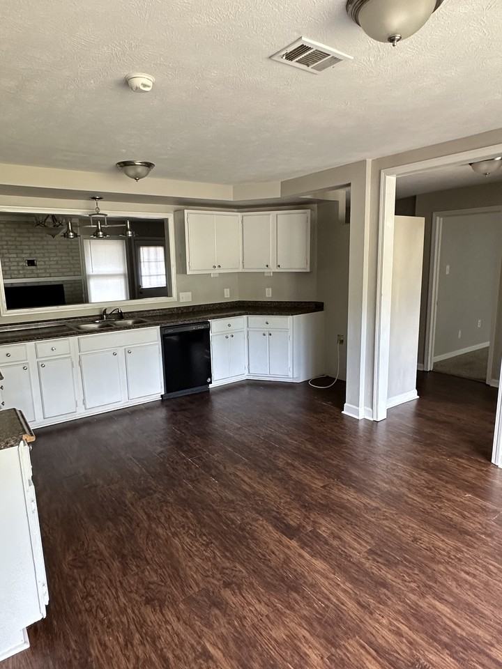 155 Rolling Oaks Dr - Photo 3 of 9