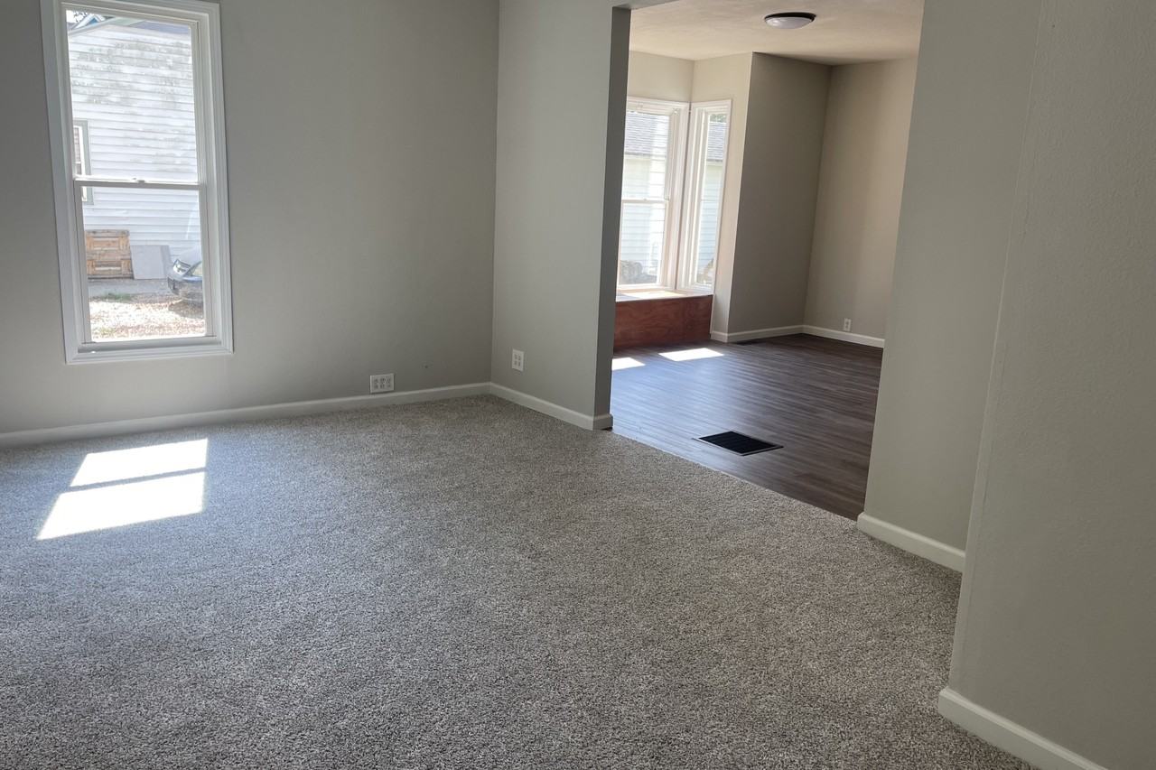 1037 Ne Winfield Ave - Photo 3 of 17