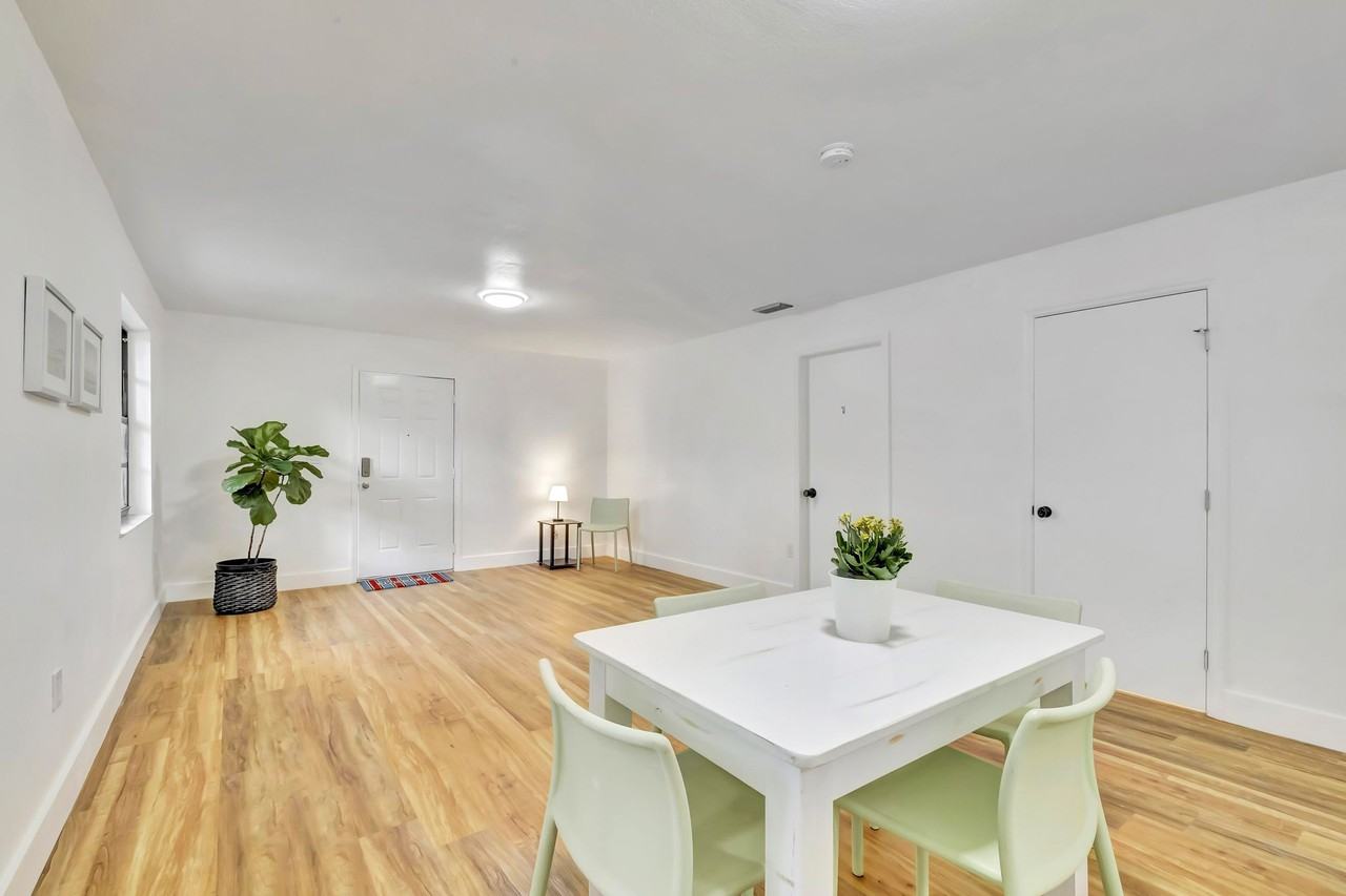 E 16th St - Photo 4 of 18