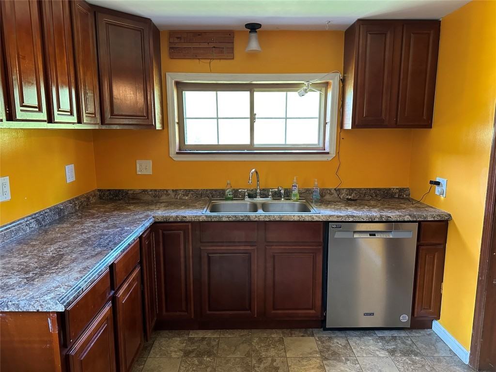 135 W Chenango Rd - Photo 2 of 18