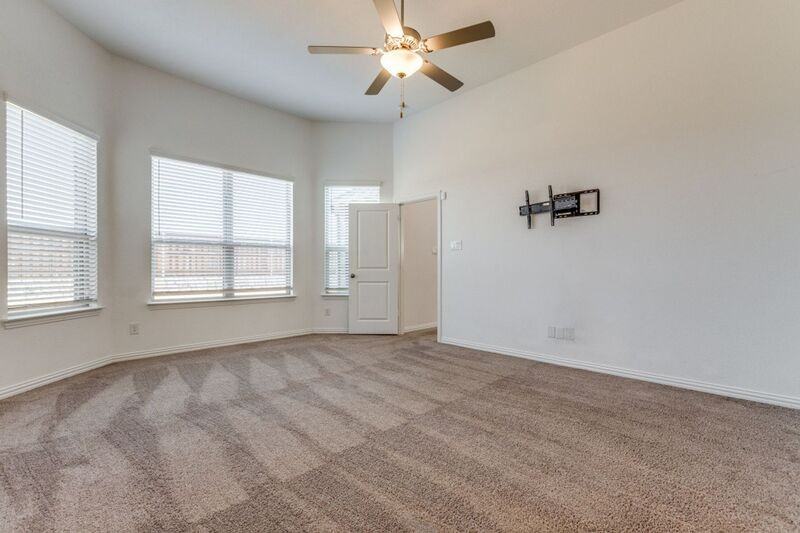 1501 Ross Ave - Photo 6 of 13