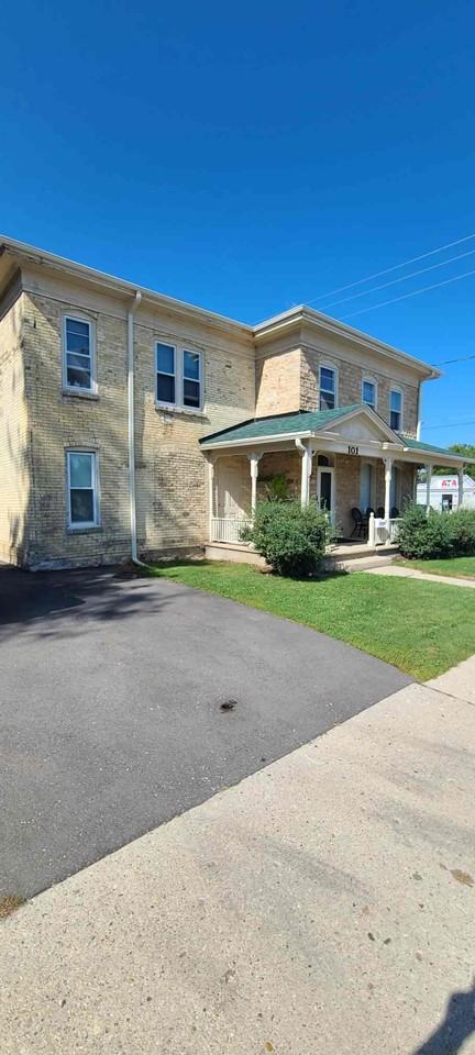 101 S Pine St - Photo 2 of 9