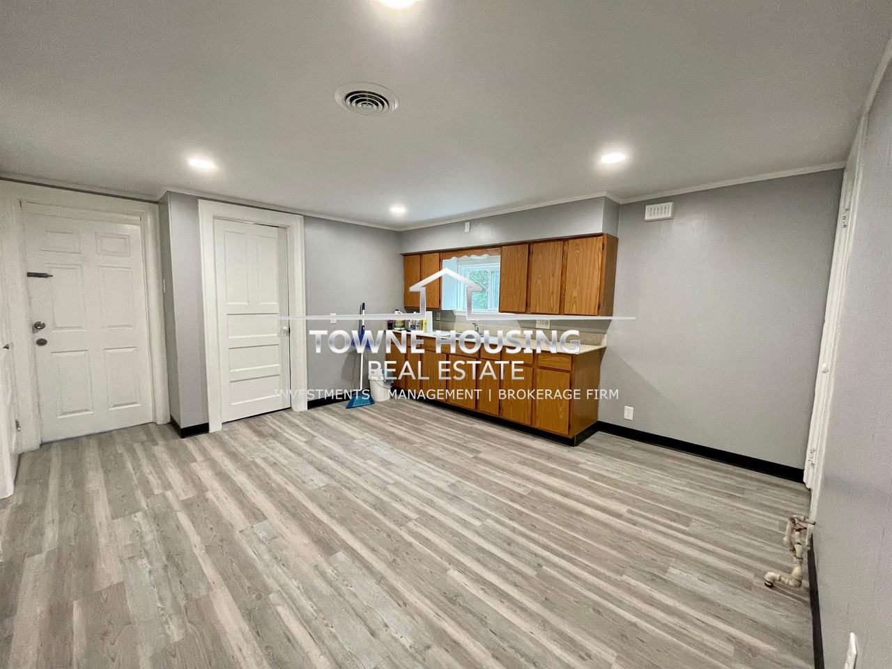 111 Southside Parkway - Front House upper - Photo 3 of 23