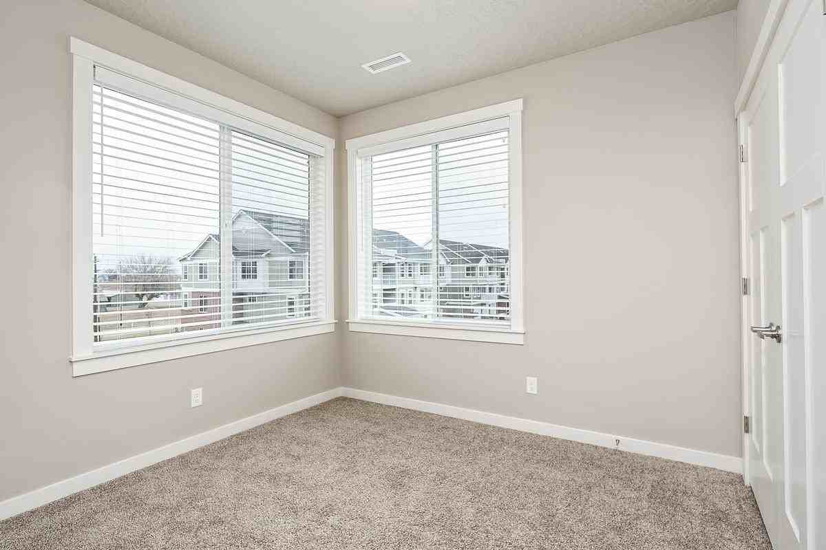 10201 Cherry Ln - Photo 6 of 10