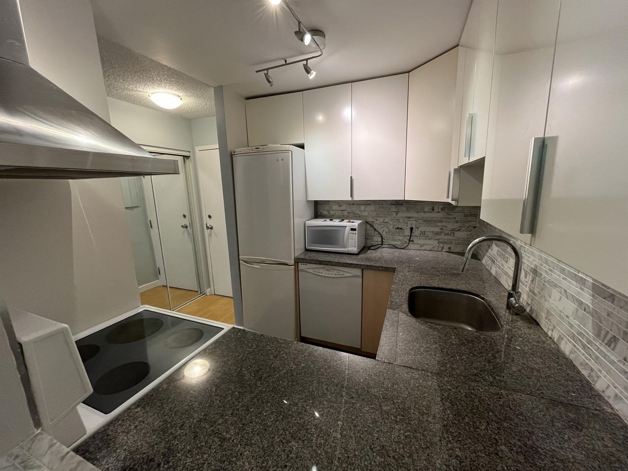 1345 Comox St #102 - Photo 4 of 8