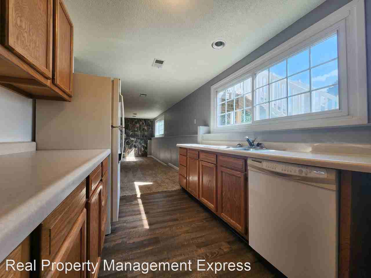 2 Bed 1 Bath Duplex - Photo 3 of 13