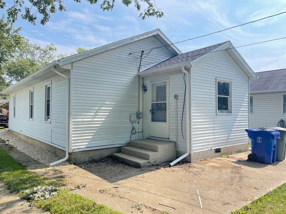 1129 S Calumet St - Photo 2 of 21