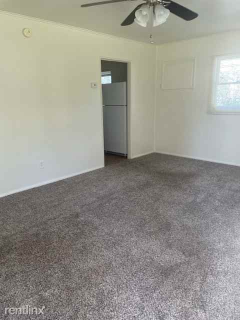 1829 Sycamore St - Photo 2 of 8