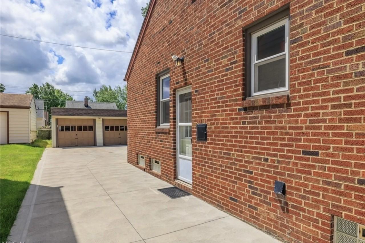 7615 Ivandale Dr - Photo 3 of 22