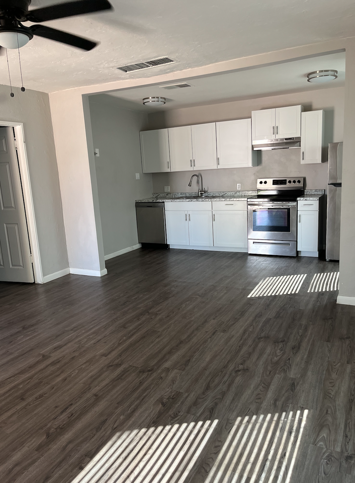 2513 E Willetta St - Photo 3 of 17