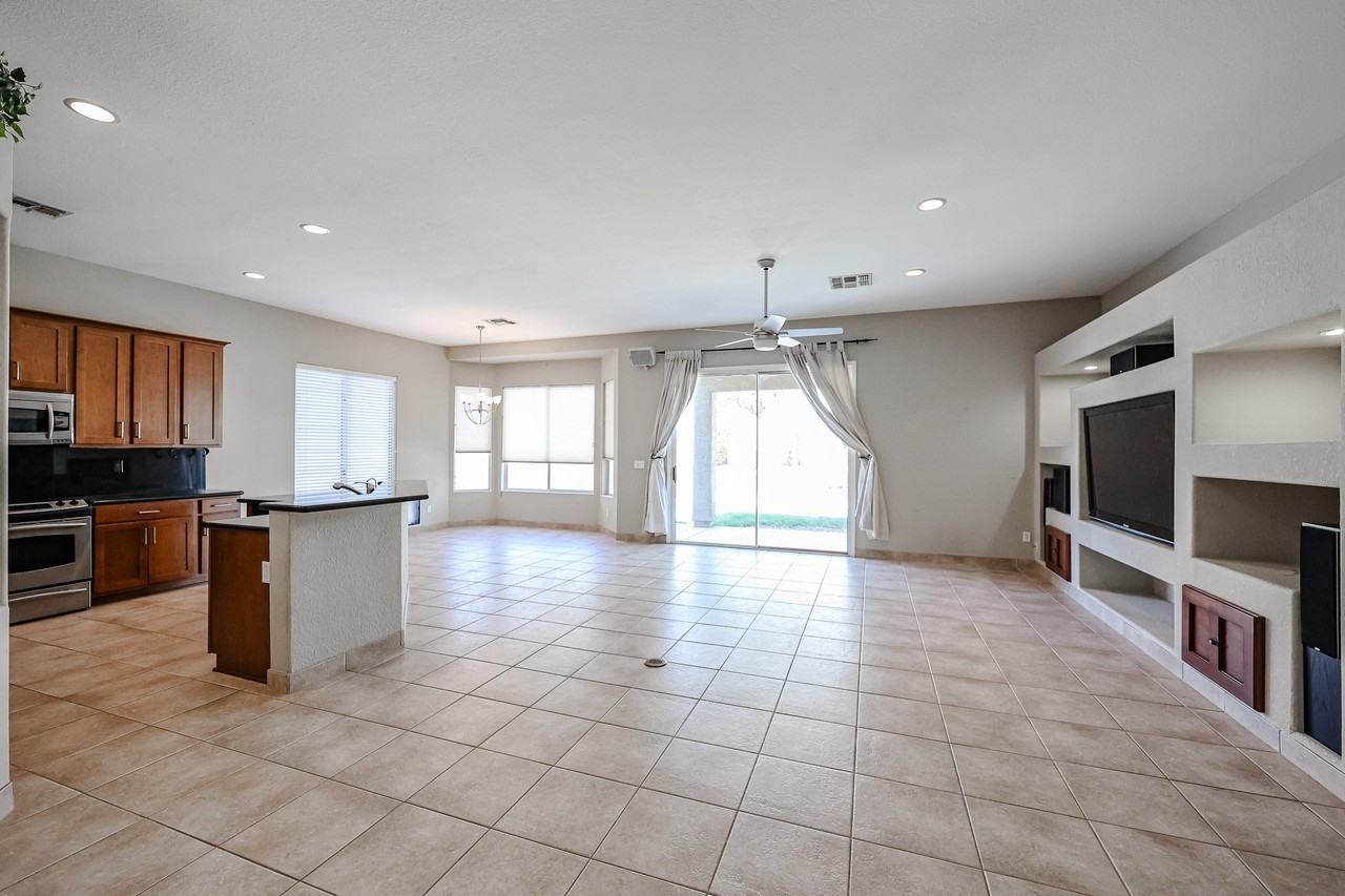 4240 E Molly Ln - Photo 4 of 29