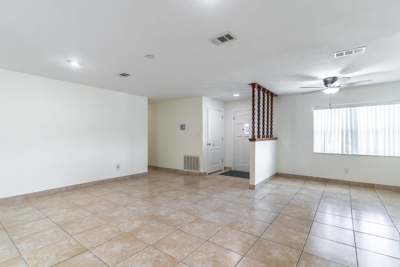 2218 W Oak St #NA - Photo 3 of 14