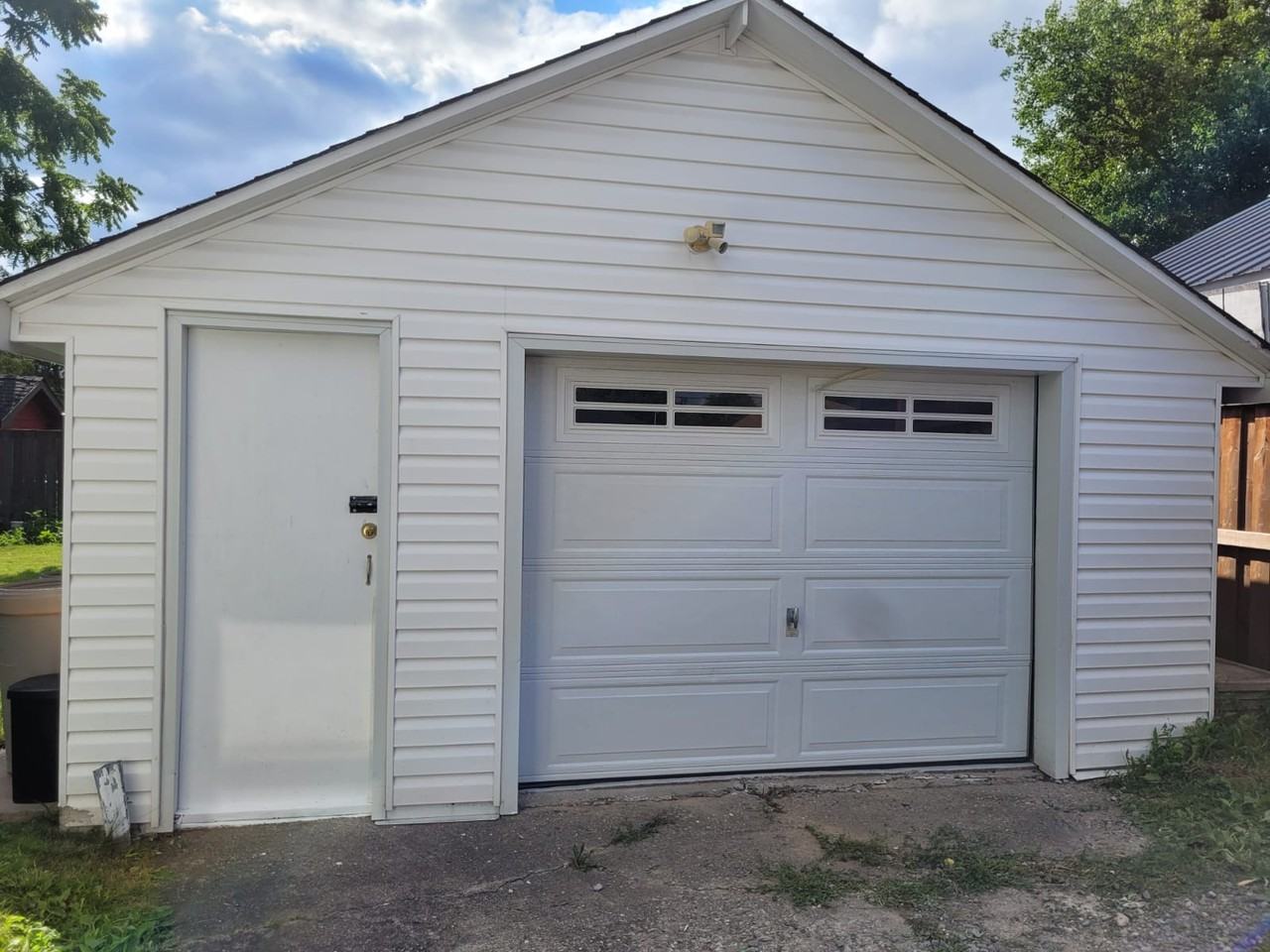 26 West 3rd Street Garage, Hamilton, ON L9C 3J7 1 Bedroom Apartment