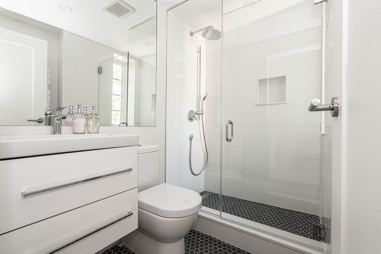 2900 Adams Mill - Photo 4 of 48