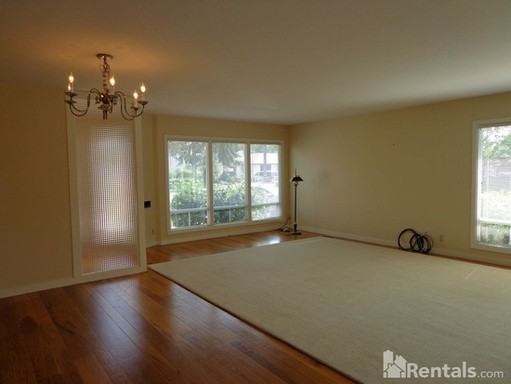 300 California Ave - Photo 2 of 3