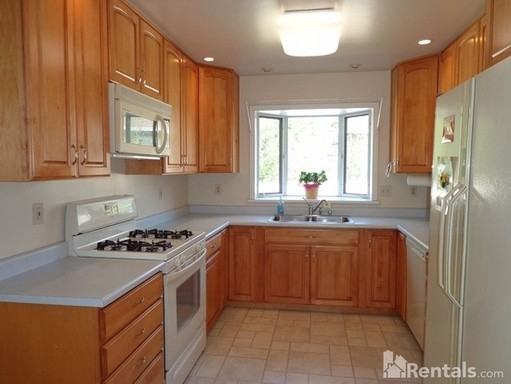 300 California Ave - Photo 3 of 3