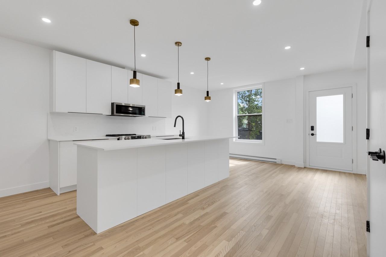 1421 Avenue Bourbonnière - Photo 2 of 16