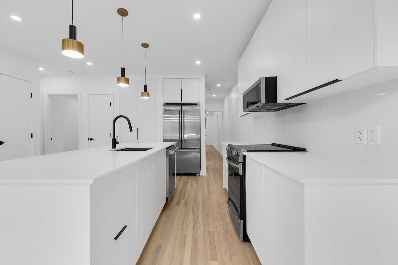 1421 Avenue Bourbonnière - Photo 3 of 16