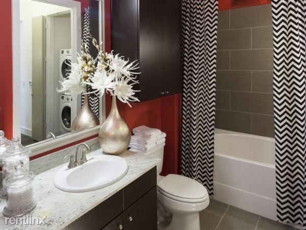 2401 Victory Park Ln - Photo 3 of 7