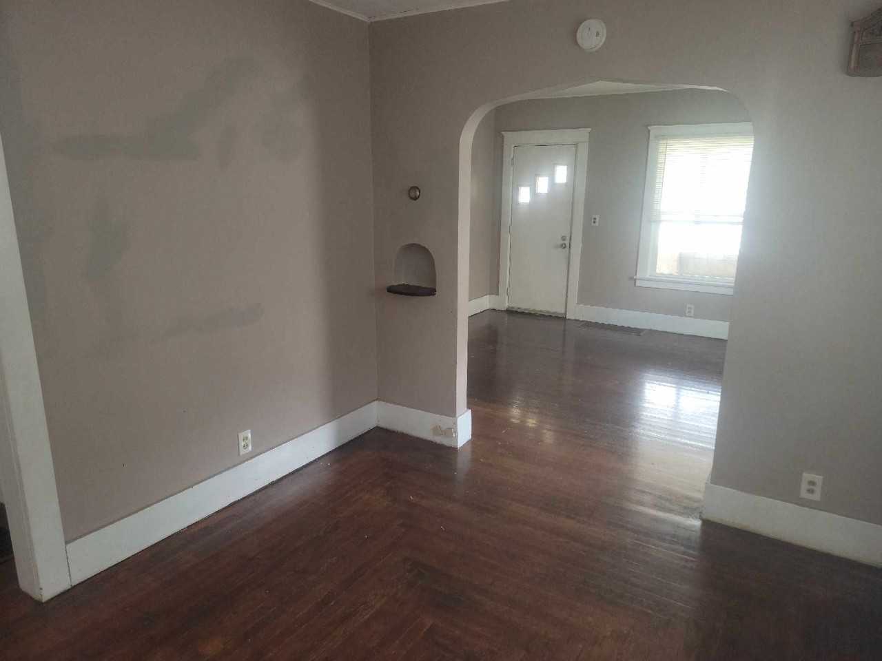 127 Kingman Ave E #1 - Photo 3 of 12