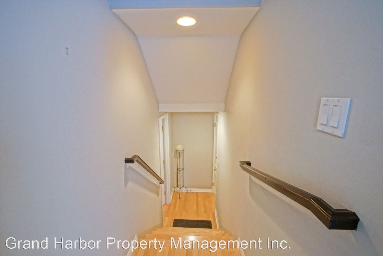 205 38th Pl - Photo 3 of 14