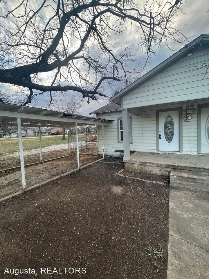 111/113 N. Nueces - Photo 2 of 13