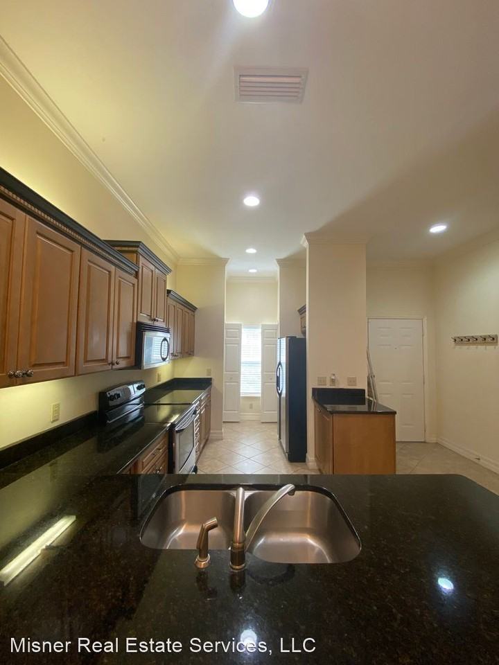 1510 SW 25th Place - Photo 3 of 11