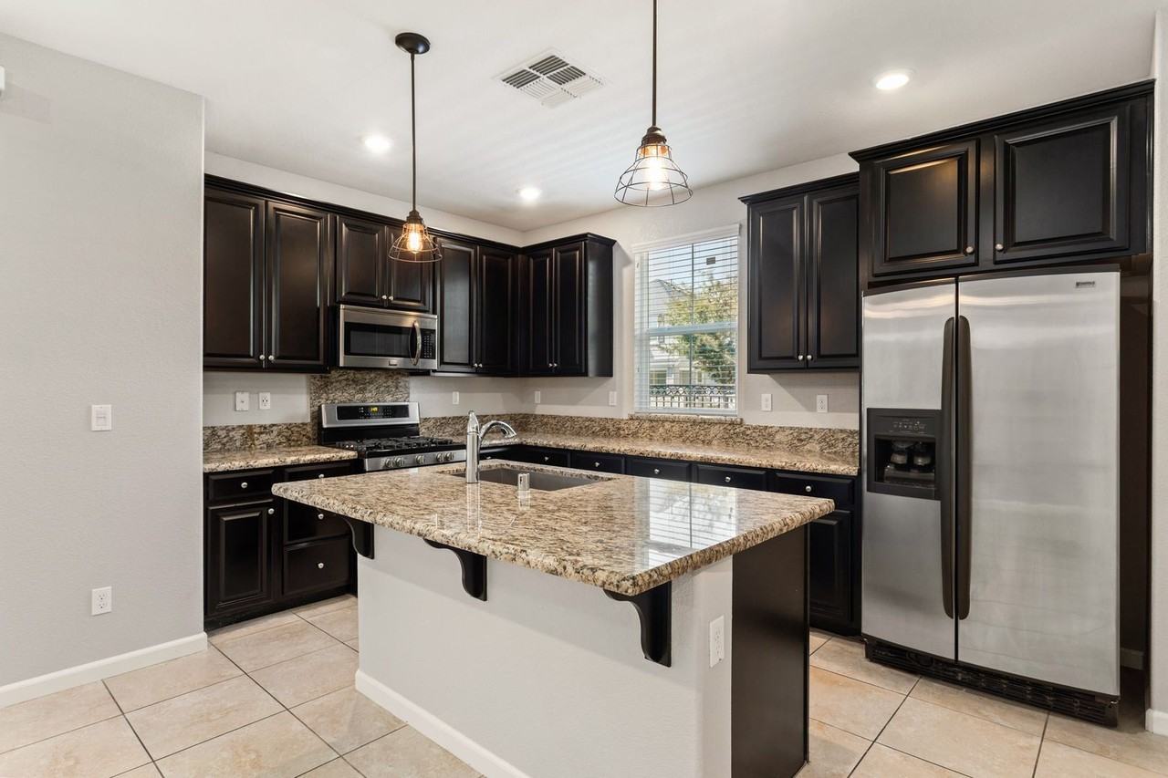 2202 Village Green Dr - Photo 3 of 23