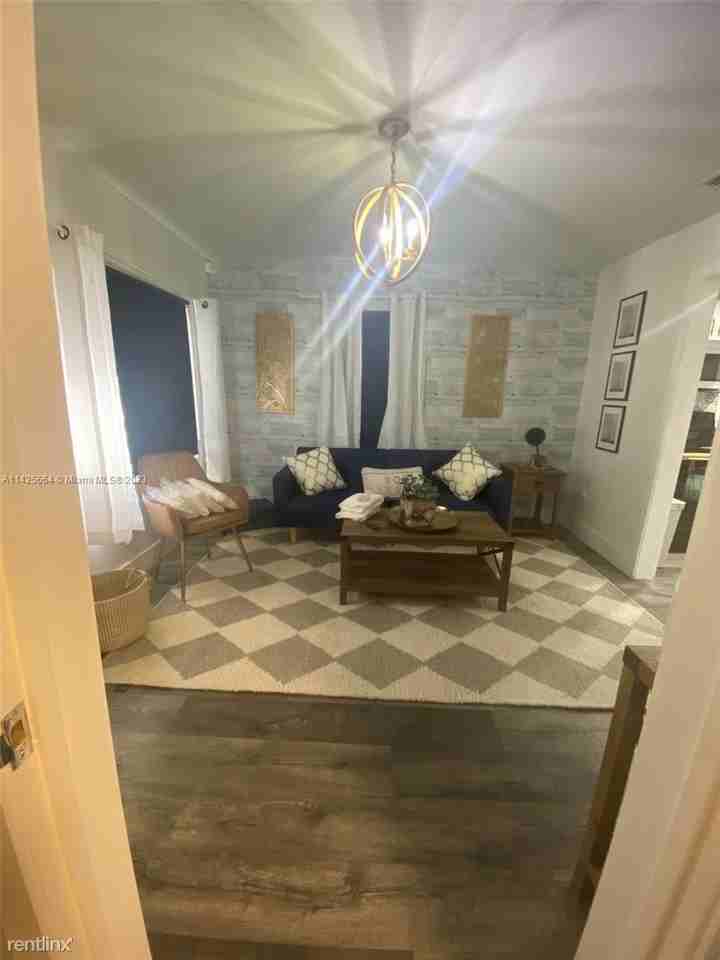 985 Sw 9th St #2 - Photo 3 of 14