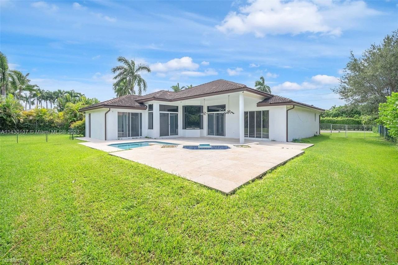 611 Ranch Rd - Photo 3 of 24