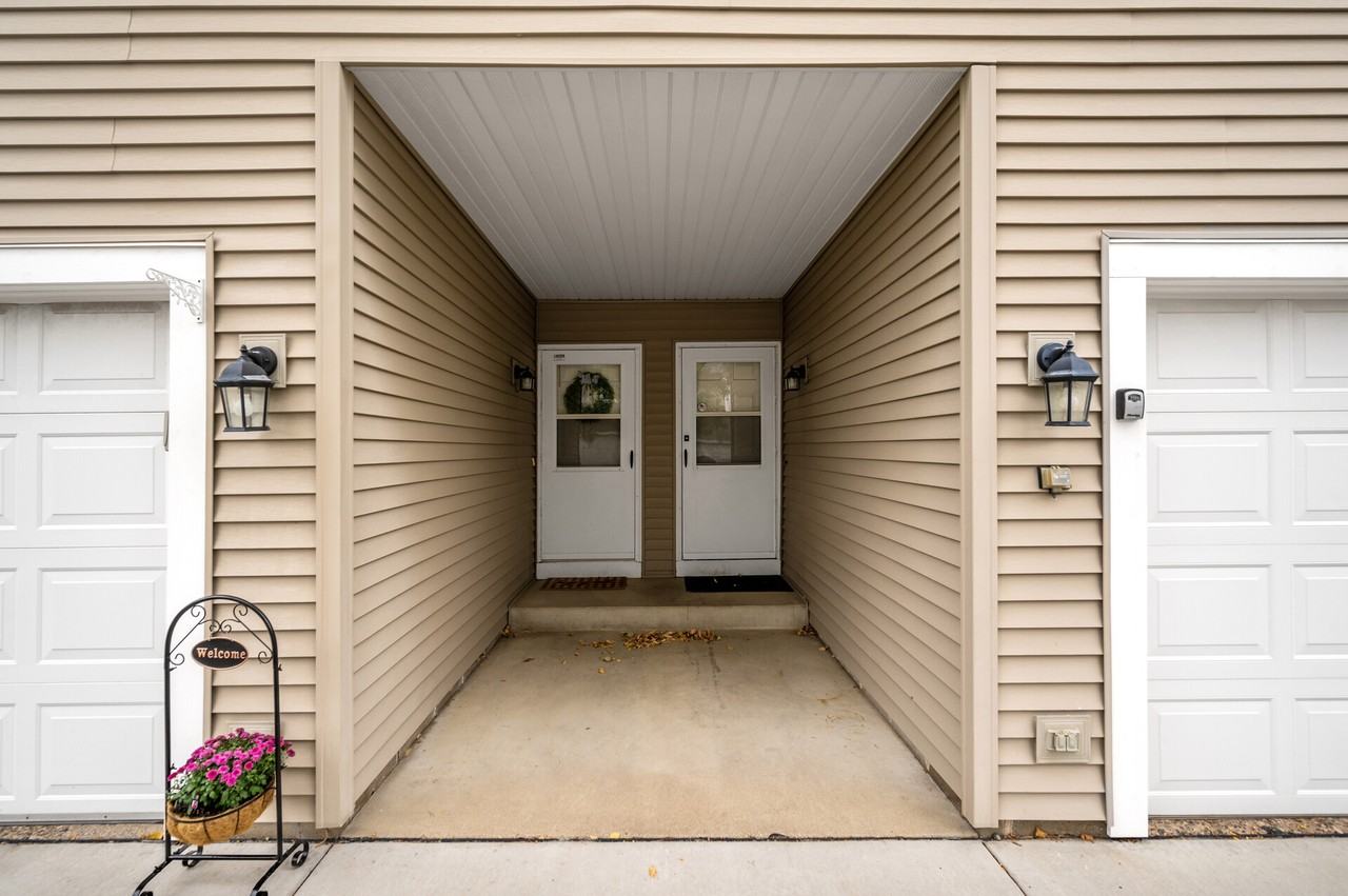 411 Whispering River Ln - Photo 4 of 45