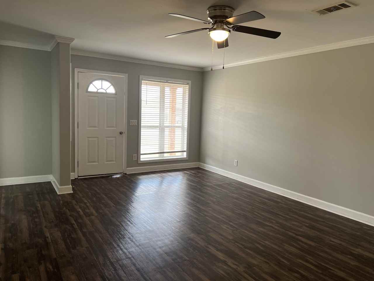 126 Hawthorne Dr - Photo 2 of 13
