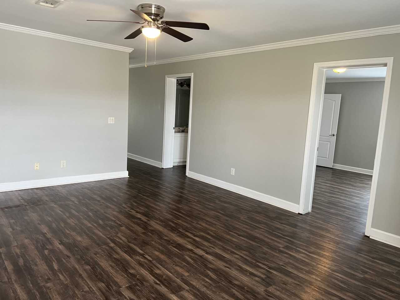 126 Hawthorne Dr - Photo 3 of 13