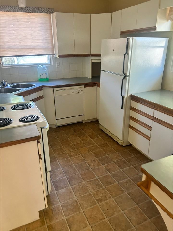 1114 Lakeview Dr S - Photo 2 of 10