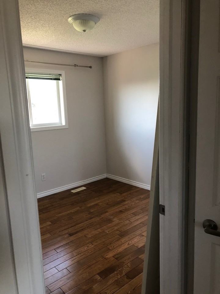 4 bedroom + Den 3 Bathroom House - Photo 3 of 30