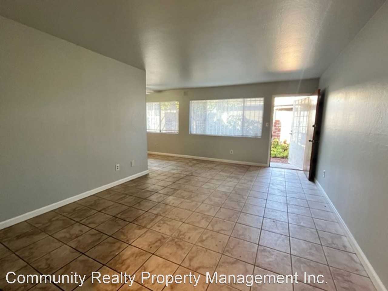 1614 102nd Ave - Photo 2 of 4