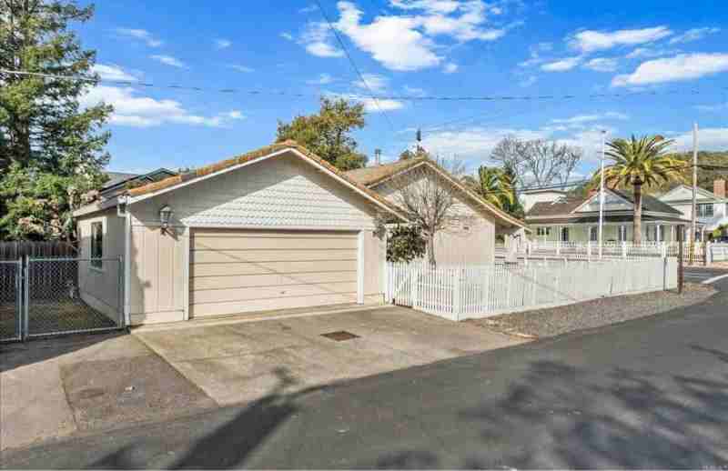 2121 Madison St - Photo 2 of 13