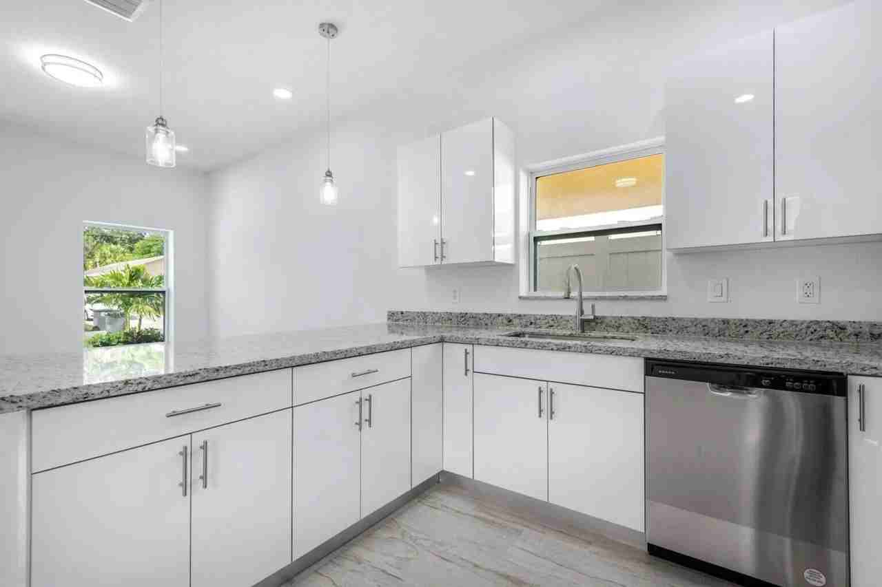 2815 Saranac Ave - Photo 3 of 19