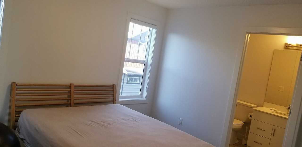 Newer 2 bed 2.5 bath townhouse*Double Master bedrooms*Dbl Garage*Balcony* - Photo 3 of 17