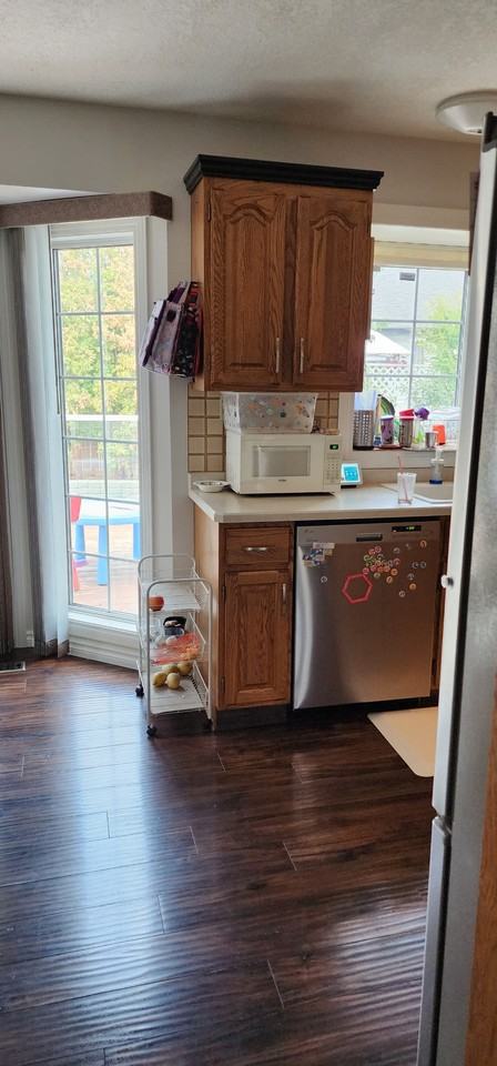 Spacious 4 bed 2.5 bath family home*dbl grg*fenced yard w/deck*A/C*Fireplace* - Photo 2 of 19