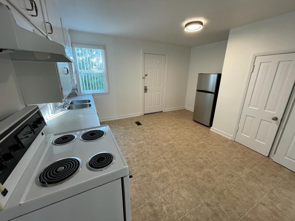 6186 Royal Oak Ave, Burnaby, BC V5H 3N7 2 Bedroom House for 2,600