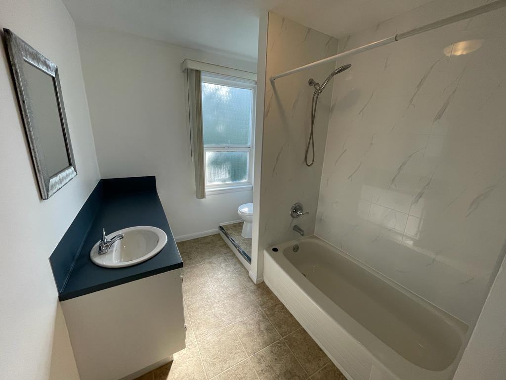 6186 Royal Oak Ave - Photo 2 of 6