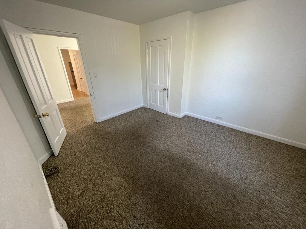 6186 Royal Oak Ave - Photo 3 of 6