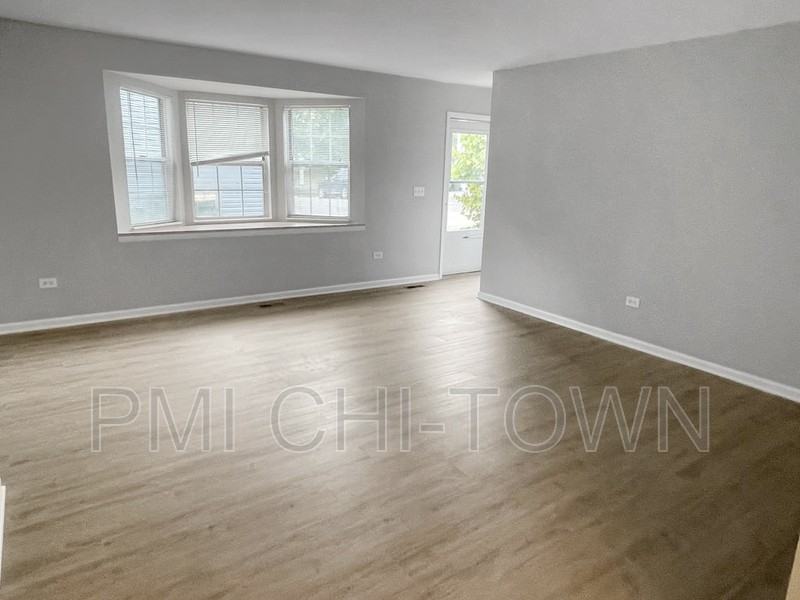 416 N Cambridge Dr - Photo 3 of 13