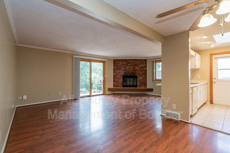 819 Elliott St - Photo 2 of 17