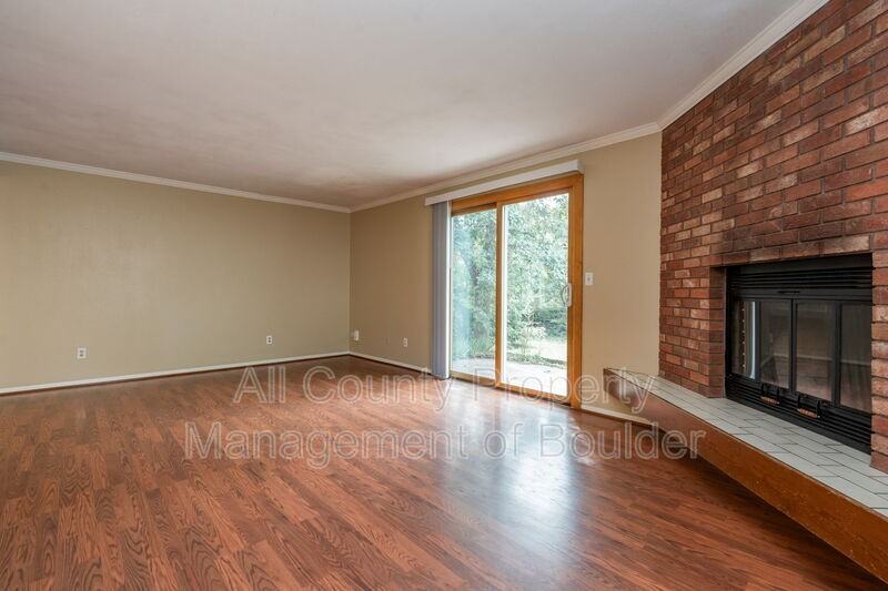 819 Elliott St - Photo 4 of 17