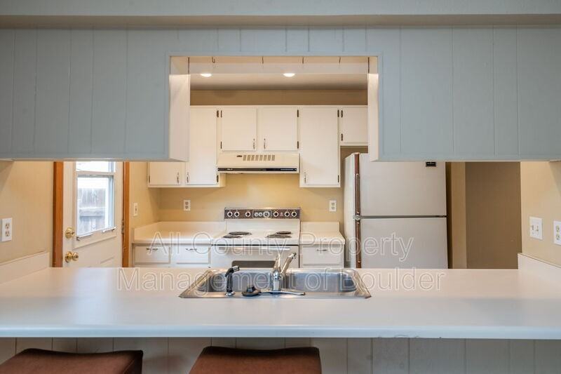 819 Elliott St - Photo 5 of 17