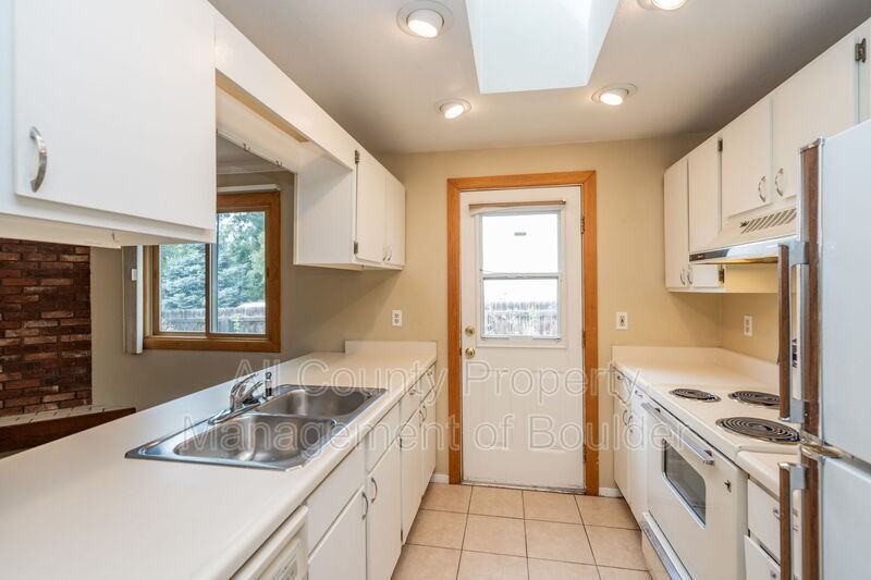 819 Elliott St - Photo 6 of 17